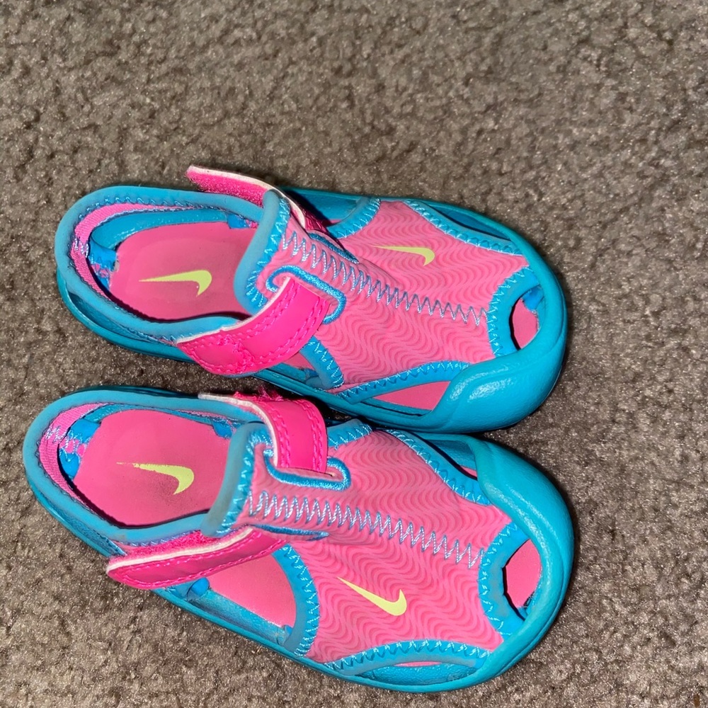 Nike sandals girls
